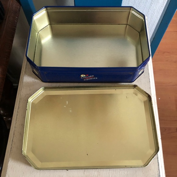 Vintage Holiday Tin - Picture 4 of 4